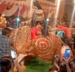 印男子扮湿婆参加宗教活动 公牛受惊撞伤多人 - 西安网