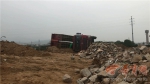 4辆车耕地倒渣土 凌晨被临潼区西河村村民抓现行 - 西安网
