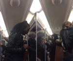 英醉酒女子地铁里辱骂一男子并抢其手机吐口水 - 西安网
