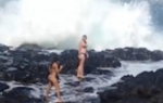 美两名比基尼美女夏威夷海边摆拍被巨浪冲翻 - 西安网