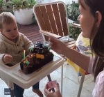 澳1岁男婴过生日差点吞掉蛋糕上燃烧的蜡烛 - 西安网