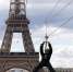 埃菲尔铁塔新建滑索项目供游客体验 一票难求 - 西安网