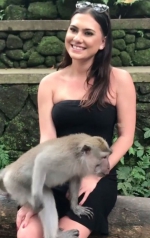 巴厘岛调皮猴子合照时拽下女游客裙子 - 西安网