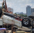 东江大桥垮塌现场打捞起1辆落水车辆 车内无人 - 西安网