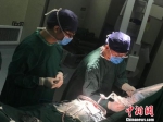 医生正在手术。　西安交大一附院　摄 - 陕西新闻