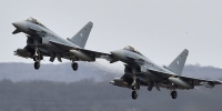 2架“台风”战机在德国相撞坠毁 飞行员1死1生还 - 西安网