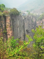 郭亮村位于河南省新乡市辉县的太行深处，坐落在海拔1700米的悬崖峭壁上，地势险绝，景色优美，以奇绝水 - 西安网