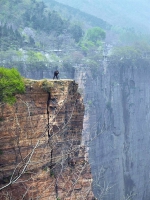 游人站在悬崖边可以俯视周围的山川美景，有种一览众山小的感觉。 - 西安网