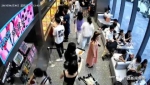辣眼睛！杭州变态男子在奶茶店对着三位女性露下体 - 西安网