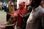 印度一怀孕女子被6名男子踢流产 带胎儿尸体至警局起诉 - 西安网