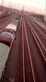 俄罗斯一少年爬上火车自拍触电 遭万伏高压击中幸存 - 西安网
