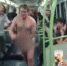 澳大利亚一男子地铁内赤裸滑行 乘客欢呼 - 西安网
