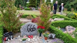 恶搞死人?丹麦一墓园遭殃 近百座墓碑被人喷上"666" - 西安网