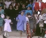 英国女王33年前罕见画面曝光:追着威廉跑,一把抓住小手 - 西安网