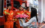 西安女子七夕前送消防员5000朵玫瑰：希望他们每次平安归来 - 西安网