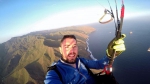西班牙一男子烟囱上跳伞录视频 降落伞未打开不幸身亡 - 西安网