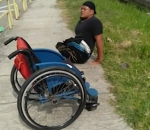 马来西亚一残疾男子不顾自身不便 解救被困小猫 - 西安网