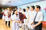 西安举行“中国医师节”表彰大会 103位医务工作者荣获“最美医生”称号 - 西安网