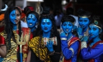 当地时间2019年8月21日，印度孟买，印度大学女生扮成印度教中最广受崇敬的一位神祗——黑天神，为他庆生。 - 西安网