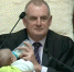 暖心！新西兰议会议长边主持会议边给婴儿喂奶 - 西安网