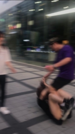日本女游客拒绝韩国男子搭讪 竟被扯头发狠踹 - 西安网