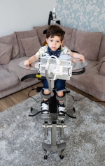 英3岁男童患罕见疾病 在机器帮助下实现独立行走 - 西安网
