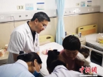 图为患儿在医院接受治疗。西安交大一附院供图 - 陕西新闻
