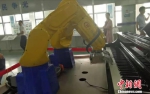 图为宏发科技工厂内，机器人在弹钢琴。 谢艺观 摄 - 西安网