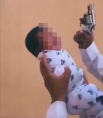 沙特一男子朝天鸣枪后将枪口放进婴儿嘴里 被警方逮捕 - 西安网