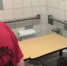 愤怒!美自闭症男孩被学校安排在厕所里学习 - 西安网