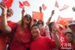 香港市民参加国庆快闪 展示巨幅五星红旗 - 西安网