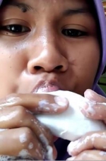 印尼女子网上直播吃香皂走红，交往澳洲白人男友遭网友怒骂 - 西安网