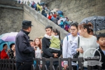 西安城墙旅游受热捧 单日游客接待量超10万人次 - 西安网