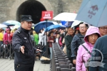 西安城墙旅游受热捧 单日游客接待量超10万人次 - 西安网