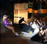 巴西女歌手舞台表演太激烈摔倒 坚持完成表演 - 西安网