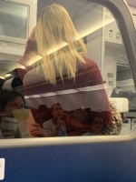 噩梦之旅！国外女子在飞机上遭遇呕吐物袭头 - 西安网