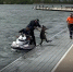 搞笑！澳洲警察救起湖中挣扎袋鼠，不料袋鼠不领情上岸后跳回水里 - 西安网