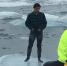 冰岛一名游客无视警示冰块上行走 冰块脱离漂走 - 西安网