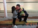 暖心！渭南民警执勤遇上亲女儿 萌娃飞奔送上甜甜的吻 - 西安网