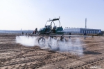无人驾驶自走式喷杆喷雾机植保作业 - 西安网