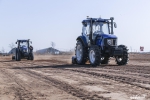 无人驾驶拖拉机牵引旋耕机对地块进行耕整作业 - 西安网