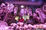 资料图：农贸市场内，商贩正在摆放猪肉。中新社记者 陈超 摄 - 西安网