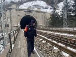 一人守护23公里铁路线 56岁铁警陪秦岭深处的乡亲们过了7个 - 西安网