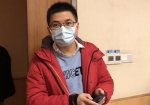 图为临行前还在交接工作的感染性疾病科医师王小辉 - 西安网
