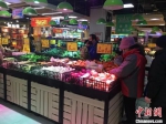 北京市民在超市采购。杜燕 摄 - 西安网