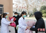 空军军医大学唐都医院一天送5例新型肺炎患者出院 - 陕西新闻