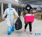 （聚焦疫情防控）（4）武汉首个中医方舱医院首批治愈患者出院 - 西安网