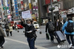 东京街头暖心一幕 在日中企协和黑龙江同乡会免费分发口罩 - 西安网
