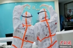 陕西援武汉护士身上写“暖心语” 给患者“看得见”的鼓励 - 陕西新闻