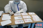 图为江西省人民医院呼吸与危重症医学科护士陈钰浠正在绘制“图解版护理需求表”。　罗昭淦 摄 - 西安网